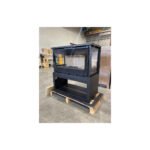 Poêle à bois raccordable 3 vitres avec bûcher – FIREMATIC Calgary – L 13.5 kW – Image 3
